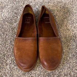 EUC Frye Brown Leather Flats Sz 7.5